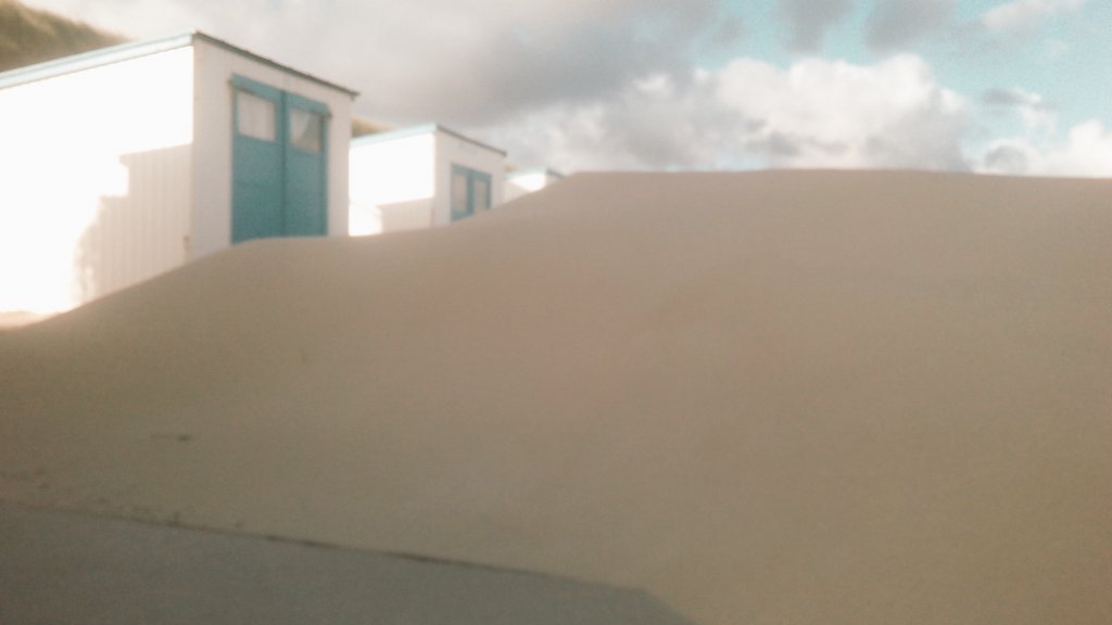 NoorderbadTexel's tweet photo. de wind brengt en Marcel Bakker verdiend zn brood ermee. Stuifzandvrij maken strandhuisje #zon #zee #strand #Texel https://t.co/GVuI3pl63j