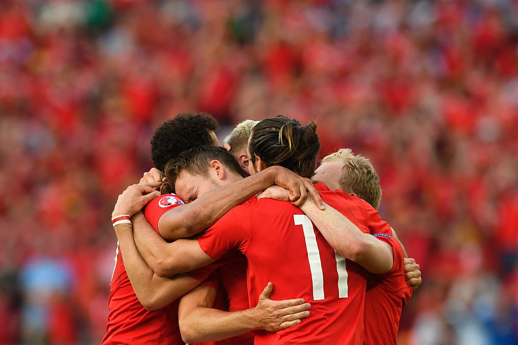 UEFAEURO's tweet photo. Wales...

EURO debutants 👏👏👏
Reach semi-finals 👊
Spirit + unity 💪
National heroes ✔

#WAL #EURO2016 https://t.co/E97xLr3DPq