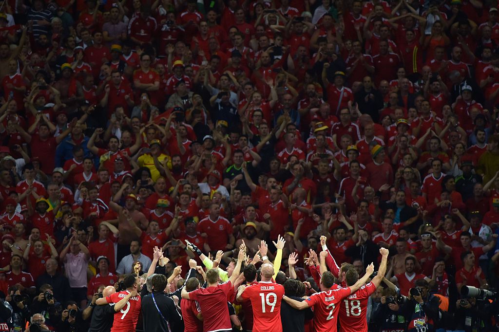 UEFAEURO's tweet photo. Wales...

EURO debutants 👏👏👏
Reach semi-finals 👊
Spirit + unity 💪
National heroes ✔

#WAL #EURO2016 https://t.co/E97xLr3DPq