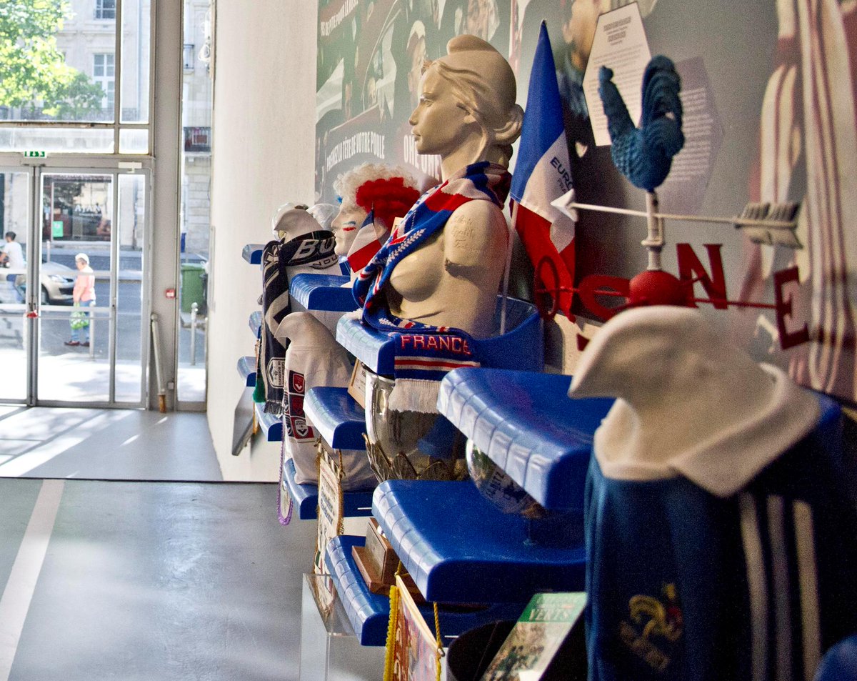 MuseeAquitaine's tweet photo. Pour patienter jusqu'à ce soir #FRAALL, venez visiter l'#ExpoFoot ⚽ ! #FRA 🐔 @EUROaBordeaux @EURO2016 @BDX_Culture https://t.co/TDhK9bSbyR