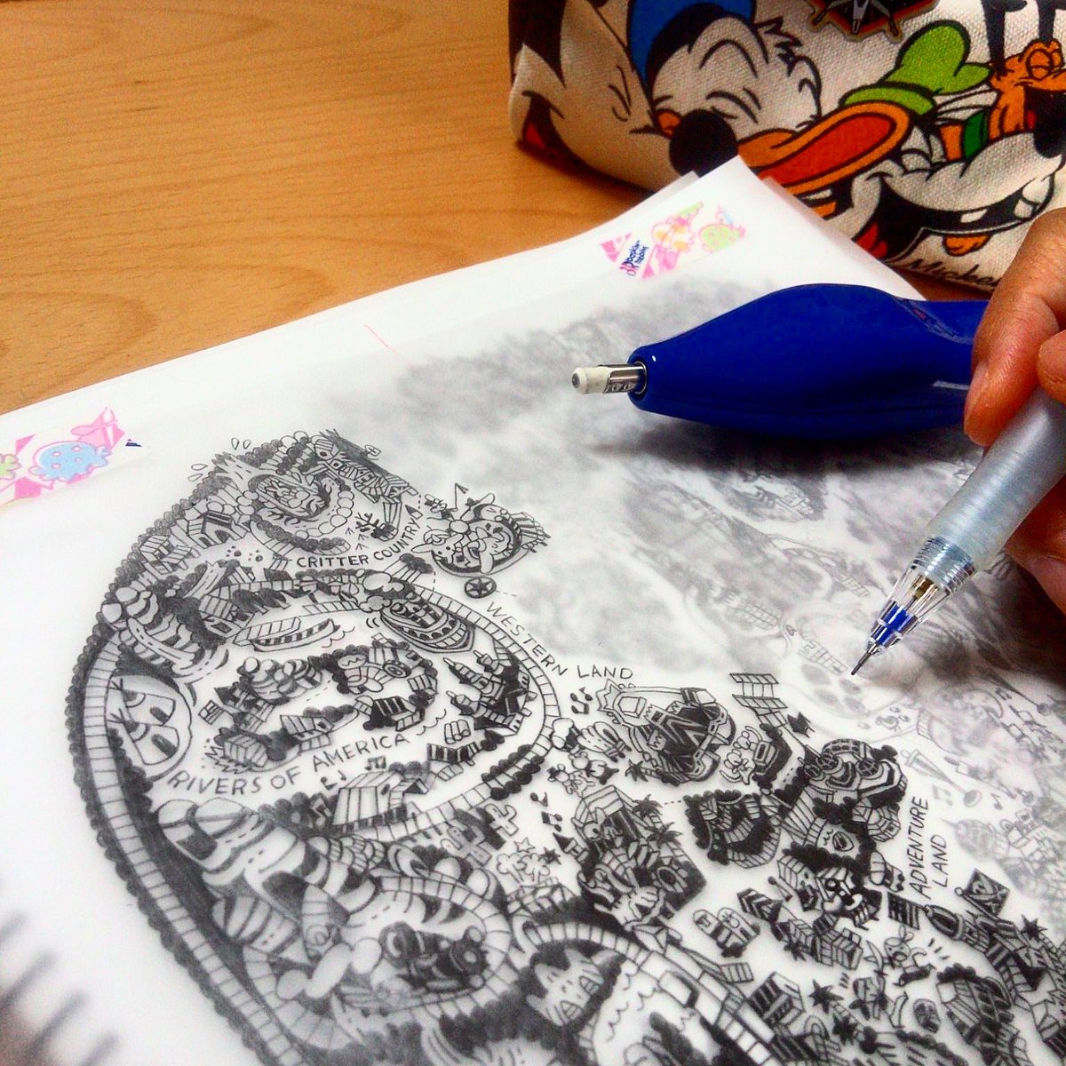 ナベタケイコ V Twitter 下絵出来たので今日は朝から清書作業 トレーシングペーパーをかぶせて 彫ったときに残る線をなぞっていきます 消しゴムはんこ ナベタケイコ V Twitter 下絵出来たので今日は朝から清書作業 トレーシングペーパーをかぶせて 彫ったときに残る線をなぞっていきます 消しゴムはんこ