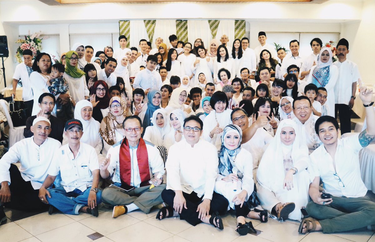 sheiladaisha's tweet photo. Sesuai tradisi, selalu ada sesi foto bareng keluarga besar tiap tahun. Ada yang bisa nebak gue di mana? https://t.co/nrVeUTQZE1