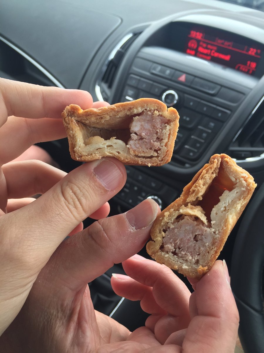 ftblcfc's tweet photo. Hi @Morrisons, sharing my pork pie but means I only get a quarter of meat 🙄😔 #sad times https://t.co/9ihYoelmw3