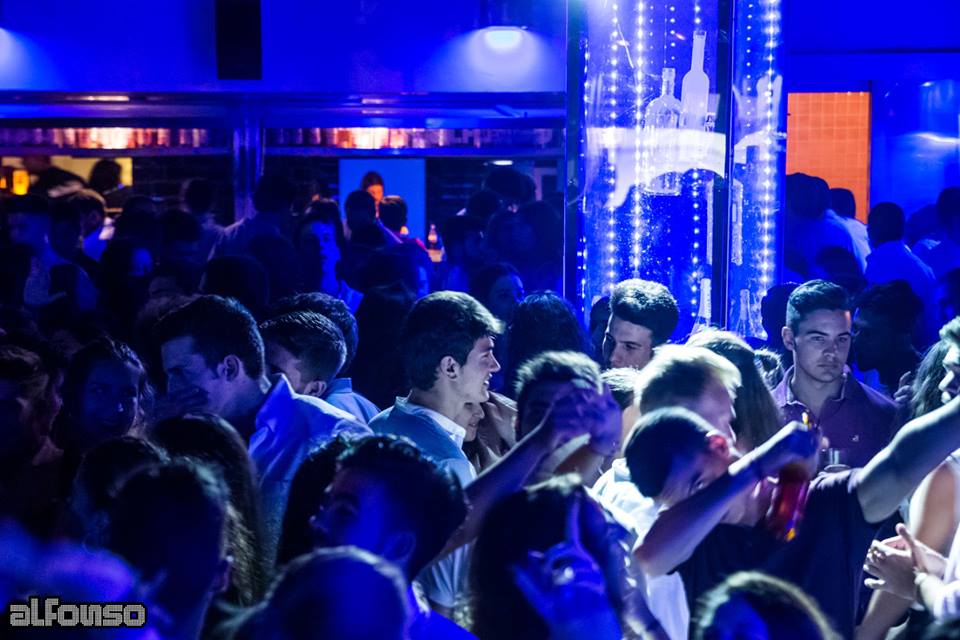 Hoy JUEVES lleno hasta la bandera en TERRAZA ALFONSO

Lista Dani Corredera 23:30 a 01:30.

Reservados 693271698..