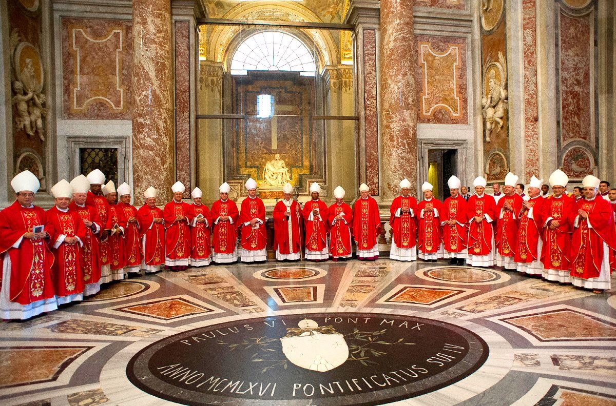 Los nuevos Arzobispos en torno al Santo Padre Francisco, expresión de la comunión que vivimos con él.