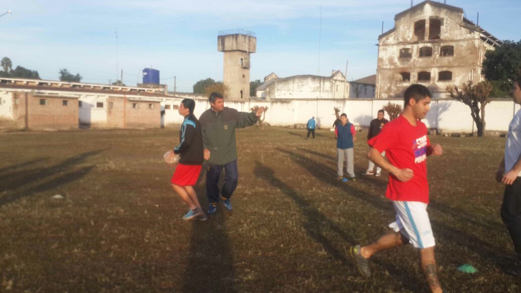 Hofer2112's tweet photo. La seguridad política pública es resocializar e incluir. El rugby en contexto de encierro reduce la reincidencia. https://t.co/DmWGawpUoW