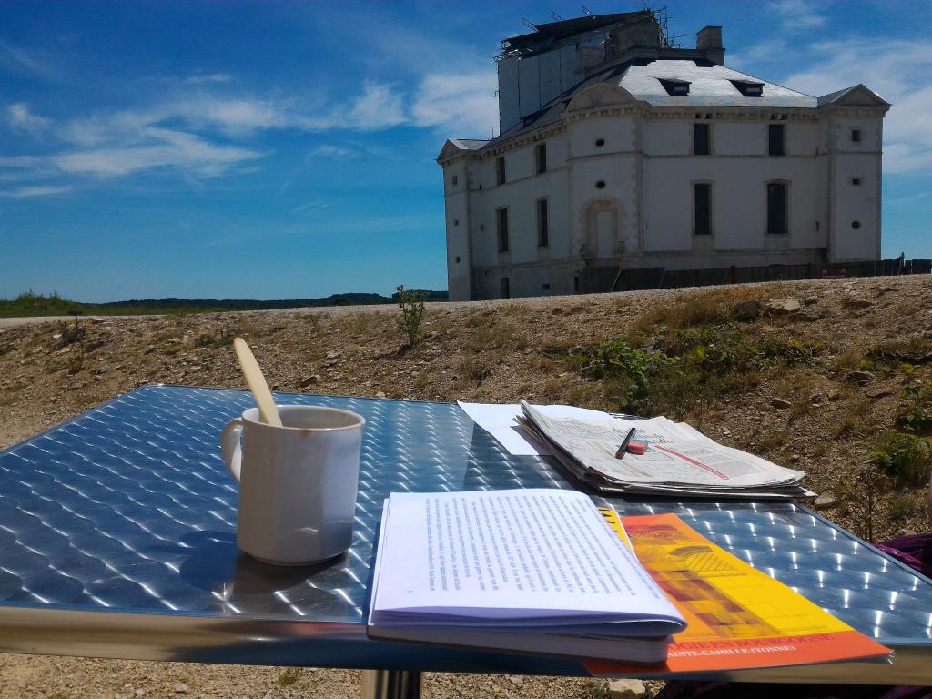 lexy_design's tweet photo. Un petit moment de bonheur... Maulnes, un café et le soleil en attendant les visiteurs! #SavoureLinstant https://t.co/7qIBV5tOfS