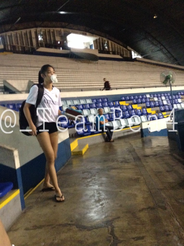 uhbeadl's tweet photo. Her nose is bleeding again :((((((( https://t.co/0mvsBEkJIf