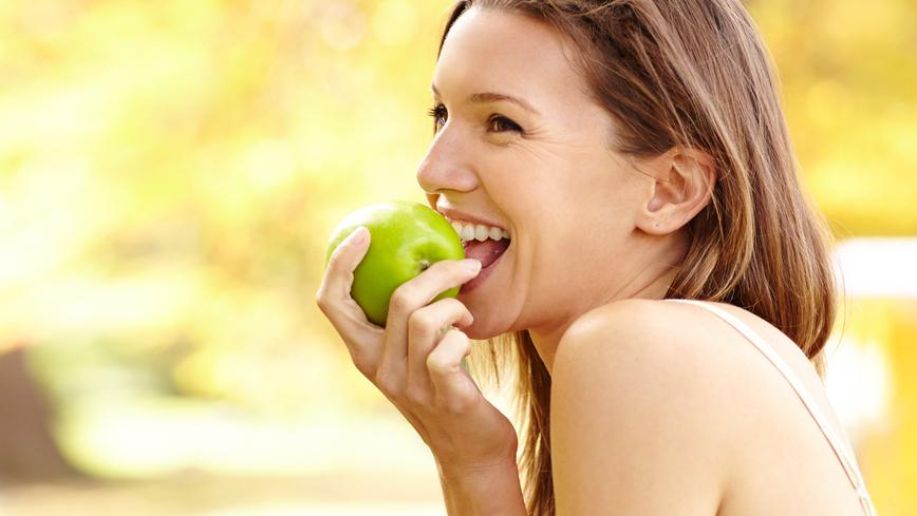 Девушка с зеленым яблоком. Vitamin apple. It is eating an apple. Apple перевод. It is eating an apple.