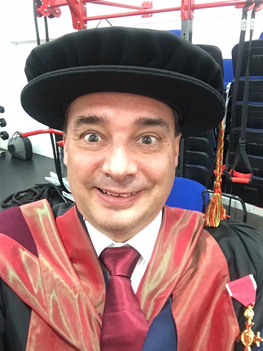 SupplyChainProf's tweet photo. #graduationadvicein3words @cranfieldmngmt @CranfieldUni Enjoy the moment (Mad Professor #selfie) https://t.co/TbXf8JkDbf