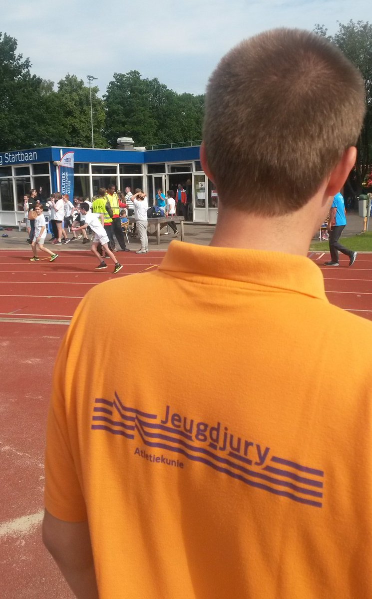 JeroenStrthf's tweet photo. Kinderen blij en enthousiast over #AthleticsSchoolChamps #jekanhet @AVStartbaan #ECH2016 
Met "officiële" toezicht https://t.co/qdTgv1z0lh