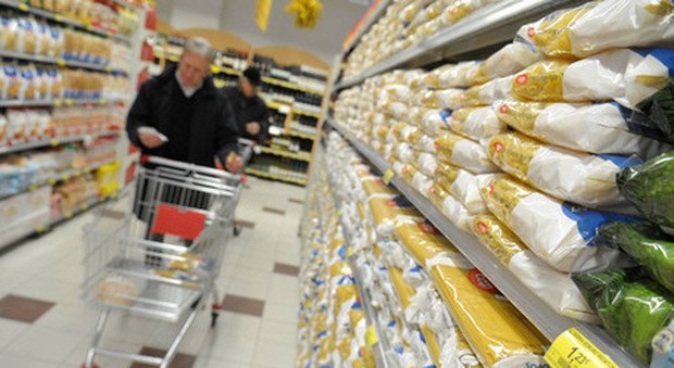 Istat, metà delle famiglie costretta a tagliare la spesa: risparmi anche su scarpe, v... goo.gl/txmBvc