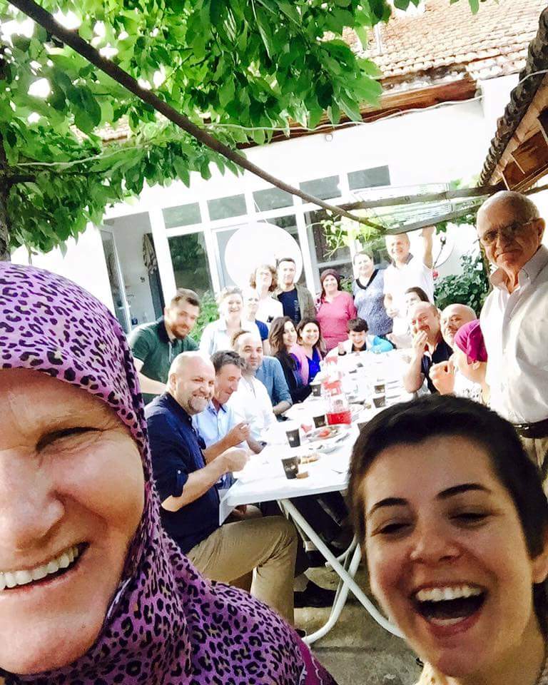 CarkaciSermin's tweet photo. Az biraz destekle anneannemin ilk selfisi😀 Öyleyse şöyle yazalım: "Horandamla bayram yemeği😀"
Turgay Şeren https://t.co/uIznDEFR59