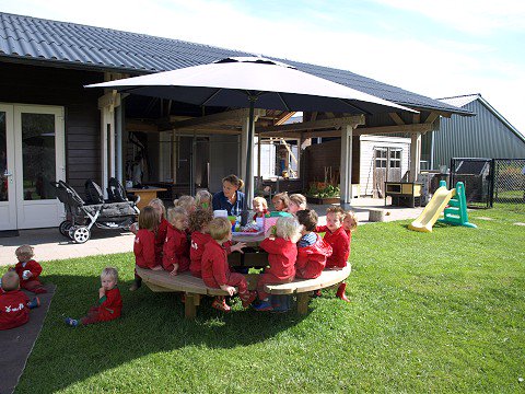 Wat een prettig weer, alle kinderen eten heerlijk hun fruit buiten. Hele dag buiten, #genieten. <a href="/koetjebathmen/">Mireille Rietman</a>.