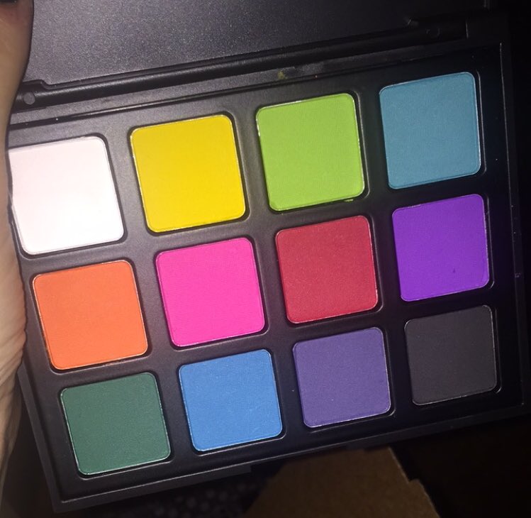 kelsfergo_'s tweet photo. How beautiful is this I can't wait 2 use it #morphe12p https://t.co/fs81ZjTjNA