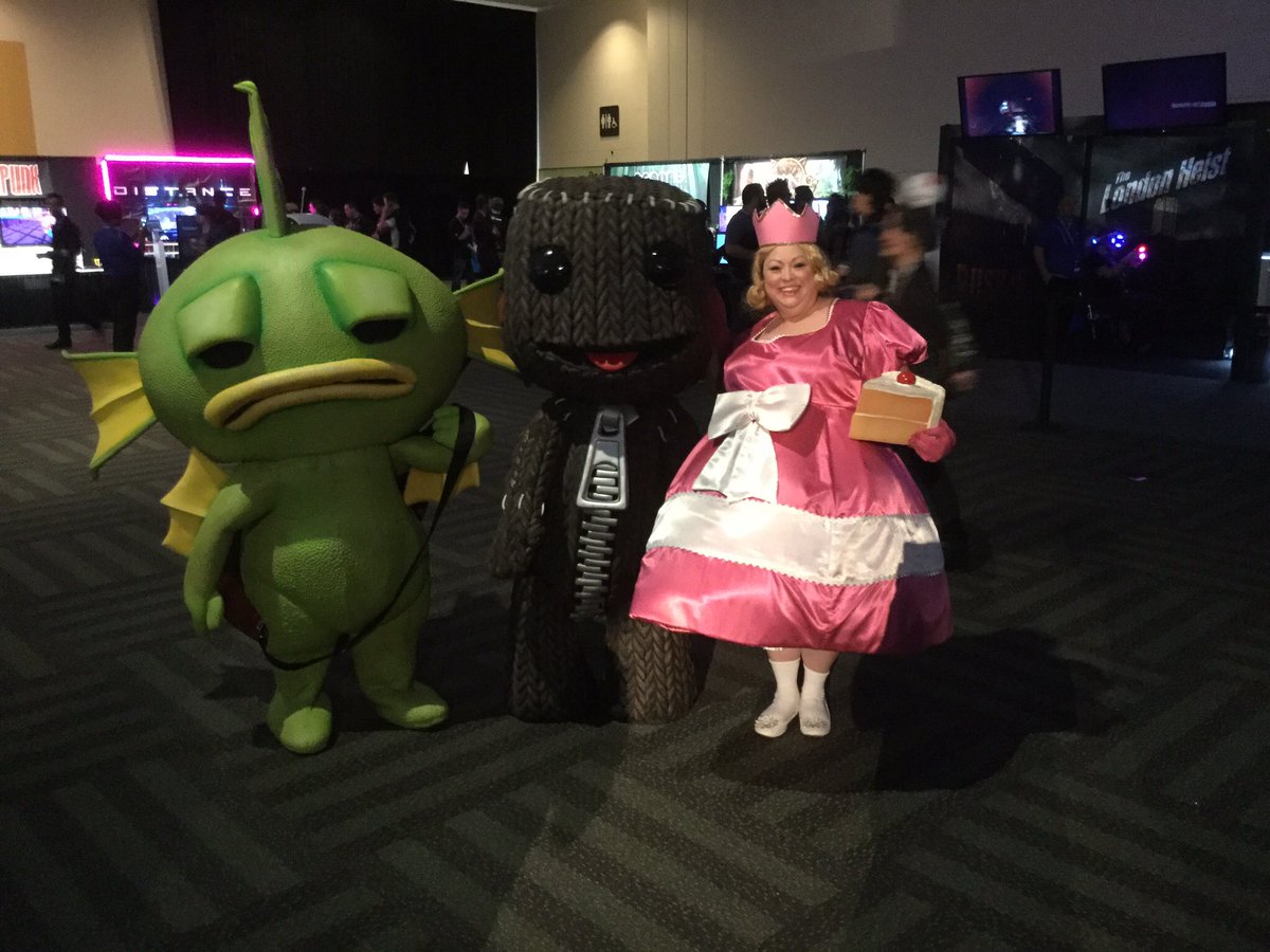 SCSteamPunk13's tweet photo. Just some more #fatprincess fun times #funbits #sonyplaystation #myfriends #cake everyone join #teamfat love y'all 👑 https://t.co/nxtNH3H7En