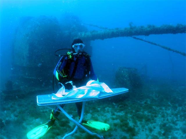 DeD_ITA's tweet photo. When your wife ask you to do the ironing but outside there are 40 degrees..... #scubadiving #scubahumor https://t.co/npy30lQKZG