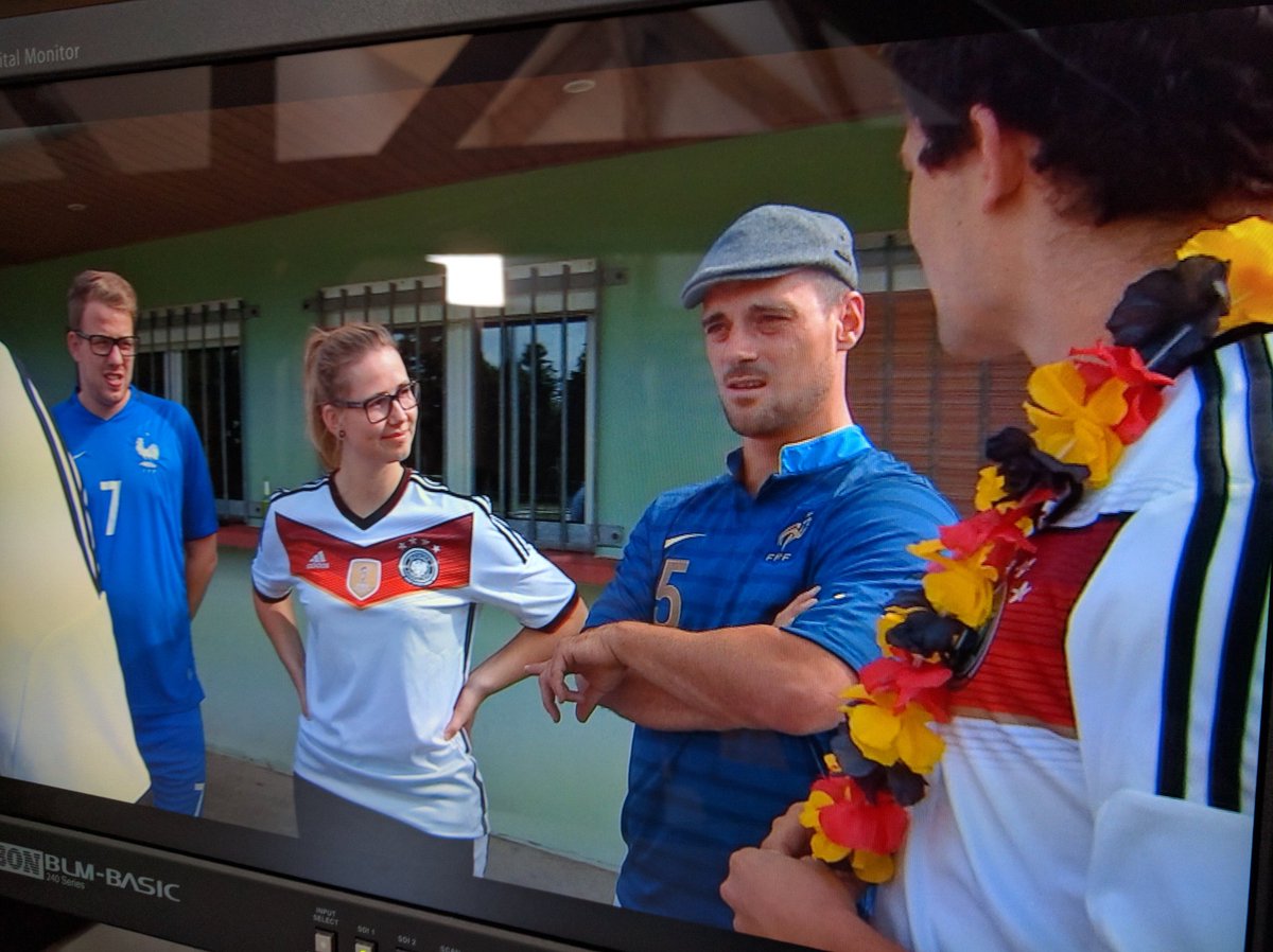 Philouvogel's tweet photo. Supporters français et allemands au coude à coude à #Scheibenhard , village alsacien coupé par la frontière #FRAALL https://t.co/LhHPtKuryN