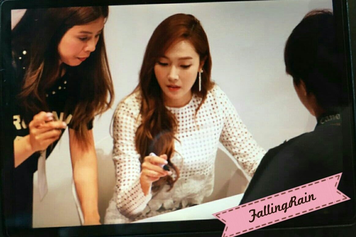 [PIC][06-07-2016]Jessica khởi hành đi Hồng Kông để tham dự buổi fansign cho "BLANC & ELCARE" vào sáng nay CmwajL8VYAA2QCo