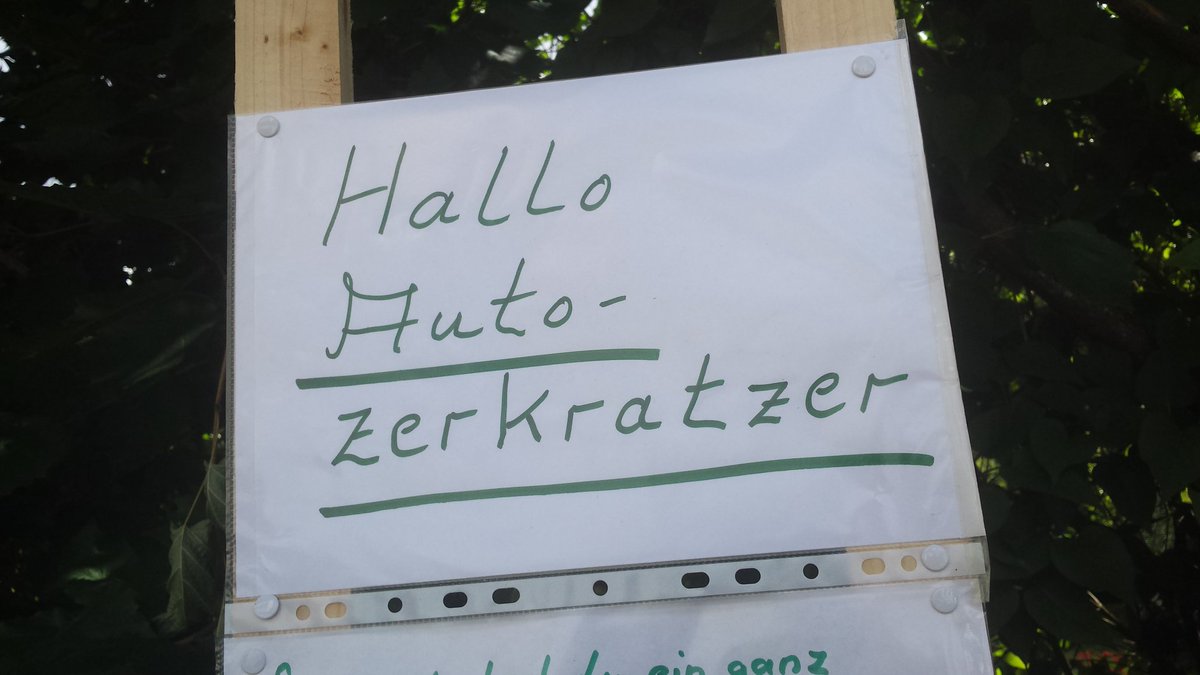 tro_ni's tweet photo. Auf der Sandstraße in Hameln hat sich jemand Luft gemacht. Kann ich nachvollziehen. #Seitenspiegel https://t.co/i2ZLV8XSN5