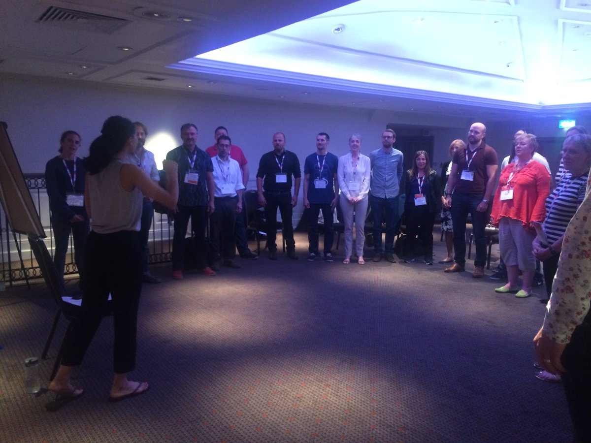 SparkConf's tweet photo. Signing moment with @kamalakatbamna @Chirp_song #SparkConf https://t.co/ncJEqTKFTg