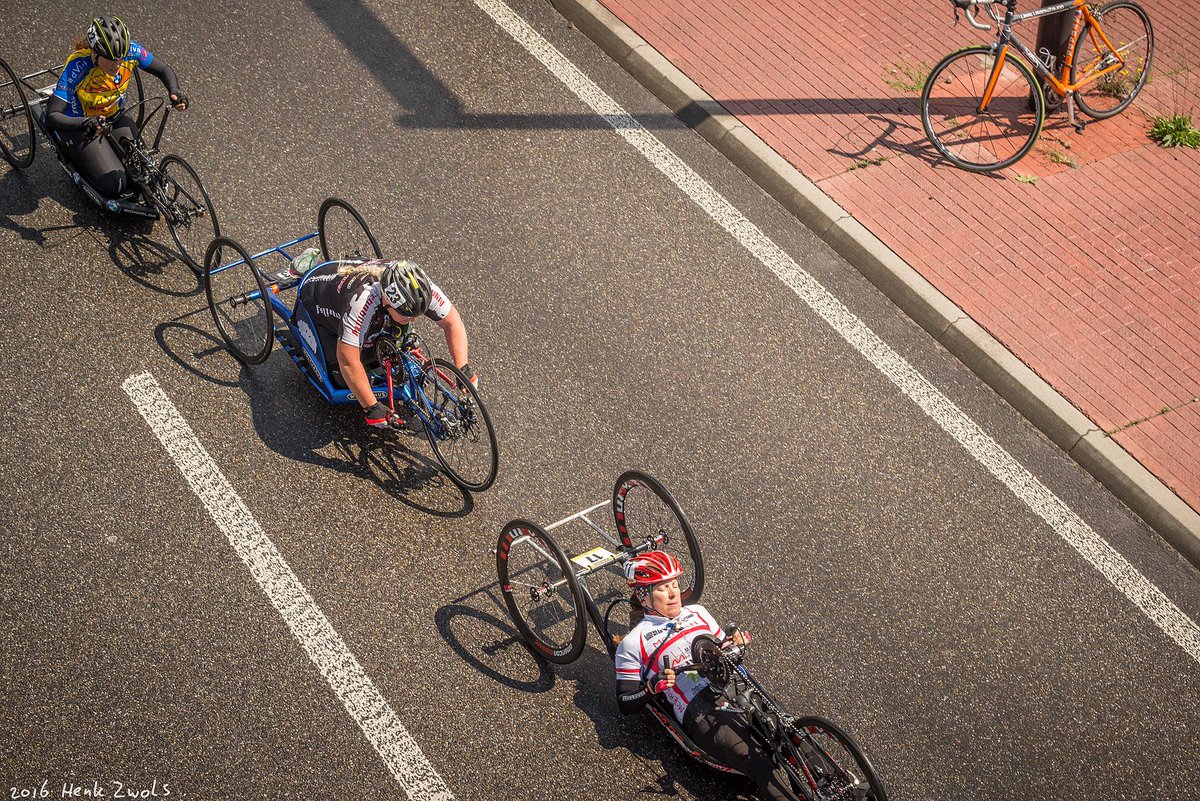 lizmcternan's tweet photo. Helping friends achieve their best average speed for a road race #EmmenEHC #handcycling #draftingpractice #fun https://t.co/BP41QgZN2Y