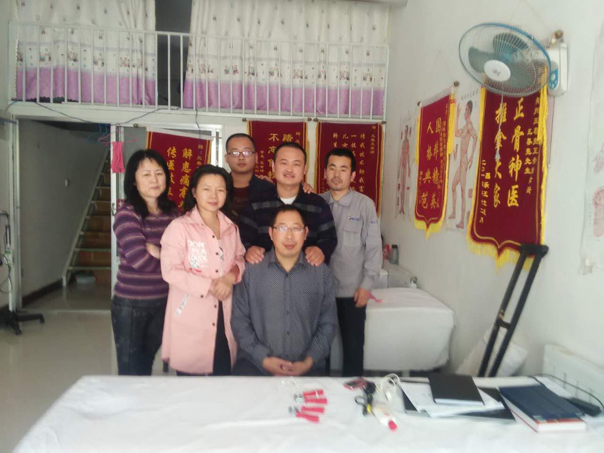 wang592123's tweet photo. 王春亮民间推拿术
世界推拿看中国，中国推拿看山东，山东推拿在民间；春亮推拿，天下无痛，春亮手艺，出手成金；一推一柔百病消，刮痧拔罐，病好一半；推拿点穴手到病除，妙手回春；这写美好的诗词都是对民间推拿师傅们的生动写照和敬仰。 https://t.co/afjldx7vxf