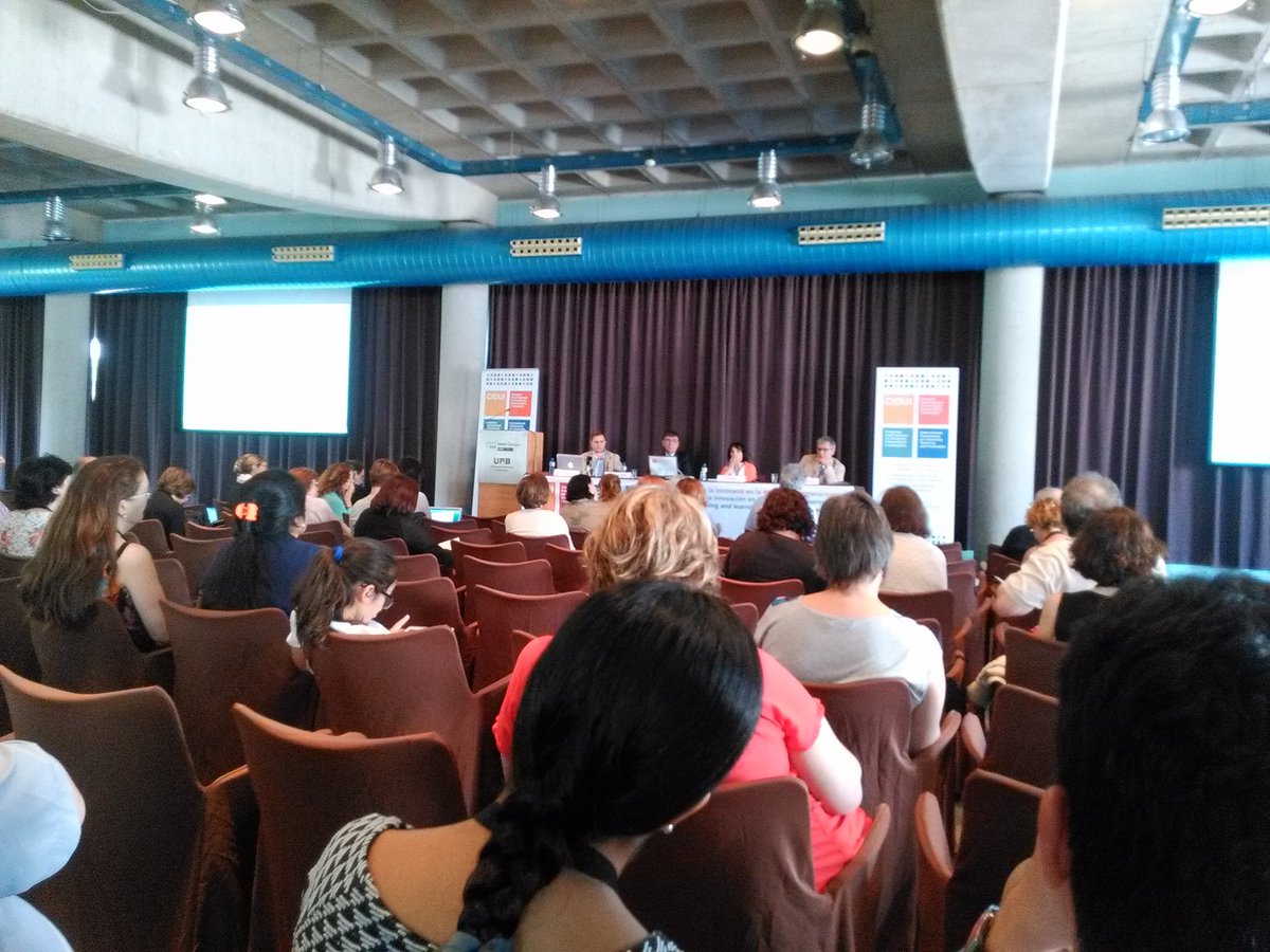 CIDUI_congress's tweet photo. Taula final sobre la formació del professorat i la millora de la qualitat docent. #cidui16 https://t.co/LArtbRT55H