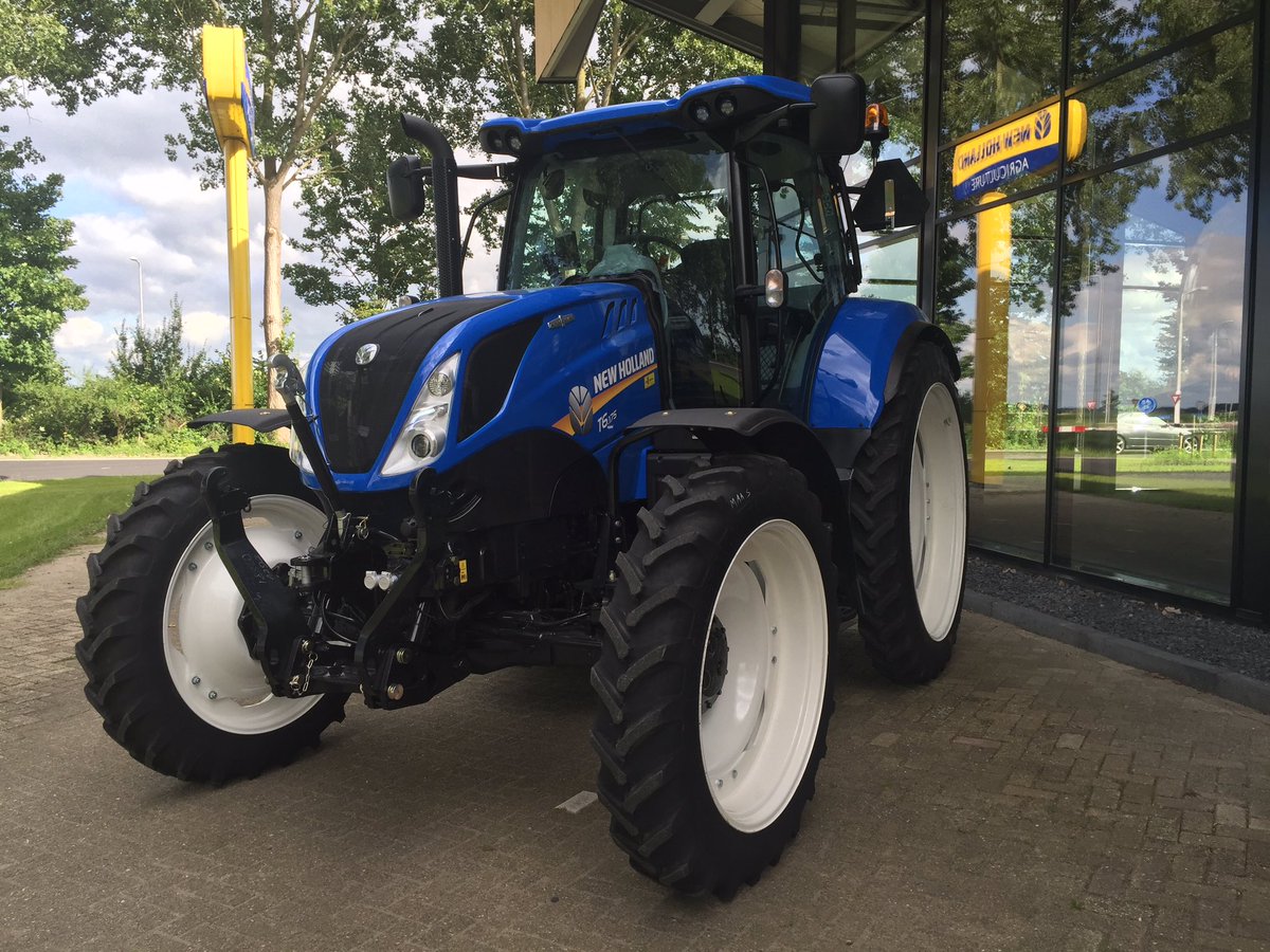 maas_brand's tweet photo. Een beetje extra blauw is nooit verkeerd. 2 klanten blij gemaakt met zo'n prachtige Tier 4B trekker. @VanEngelen_BV https://t.co/vszusPyfc7