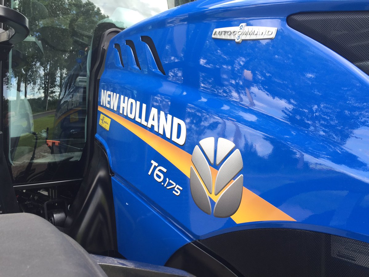 maas_brand's tweet photo. Een beetje extra blauw is nooit verkeerd. 2 klanten blij gemaakt met zo'n prachtige Tier 4B trekker. @VanEngelen_BV https://t.co/vszusPyfc7