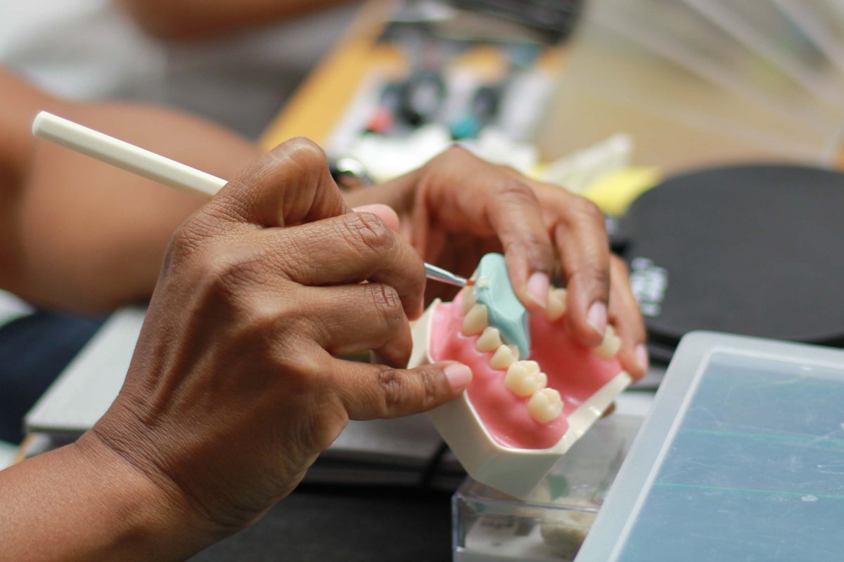 pgaton's tweet photo. Hoy aprendemos la simplicidad en el mundo del composite con el Dr. Javier Tapia y @GCDentalProduct #Odontología https://t.co/m0mfqbaNm8