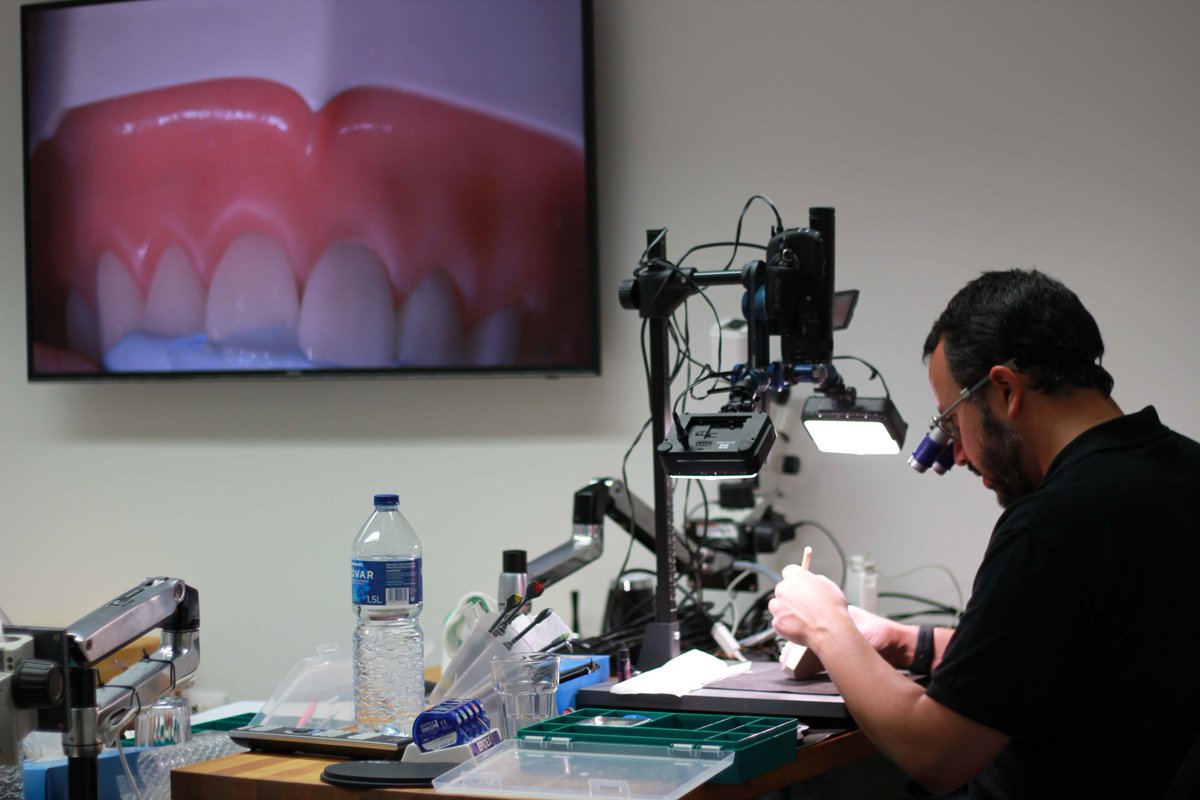 pgaton's tweet photo. Hoy aprendemos la simplicidad en el mundo del composite con el Dr. Javier Tapia y @GCDentalProduct #Odontología https://t.co/m0mfqbaNm8