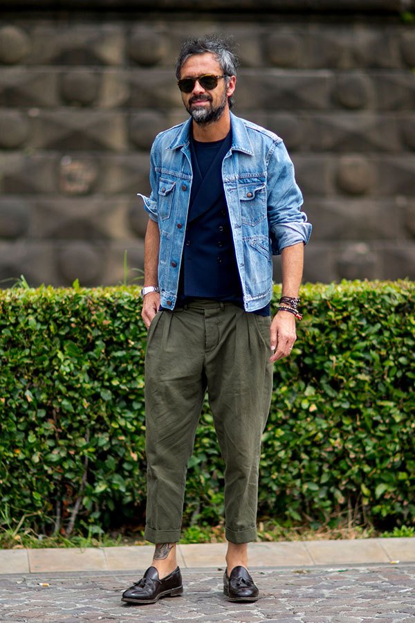 ネイビーtシャツのメンズコーデ集 無地や重ね着の合わせ方など 大人男子のライフマガジンmensmodern メンズモダン