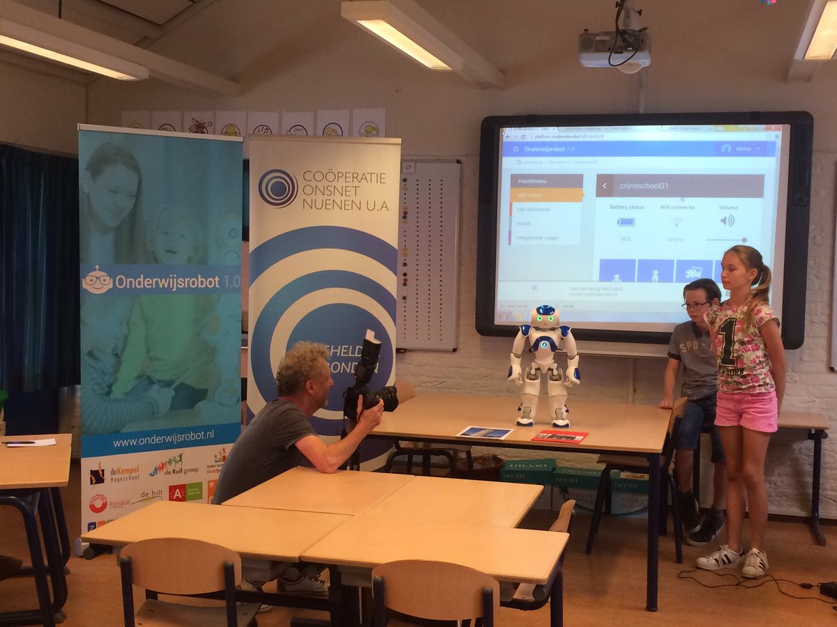 Crijnsschool's tweet image. Pers en Nuenense collega&apos;s op bezoek voor de #onderwijsrobot #enthousiasme #21thcenturyskills