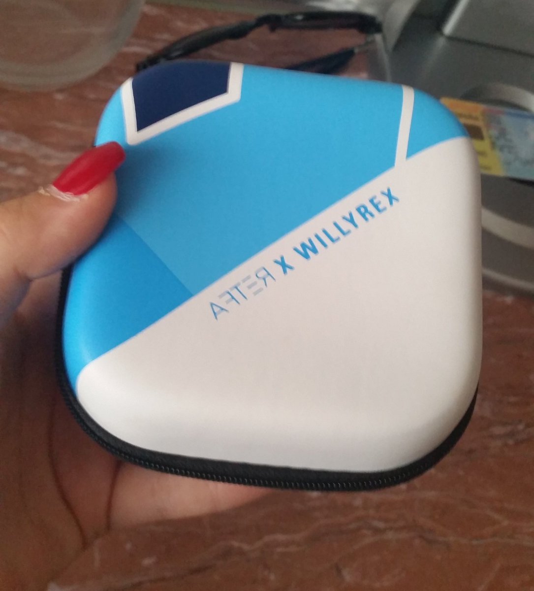 biebsftwigetta's tweet photo. ¡Mira lo que me acaba de llegar! Por fin las tengo. Son preciosas💚 @WillyrexYT @AfterSunglasses #AFTERWilly 😊💋 https://t.co/yjCO3ja8K8