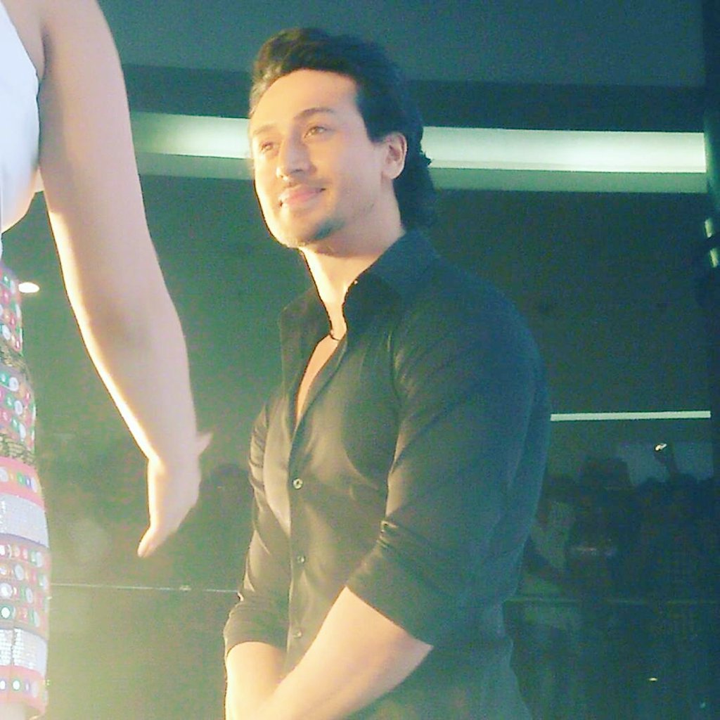 m_tigerian's tweet photo. Thankkuu for this awesome click @iTIGERSHROFF sir  so handsome mashallah #Aflyingjatt superhero
#AFJTeaserTomorrow😘😘 https://t.co/P0iT3TyBUh