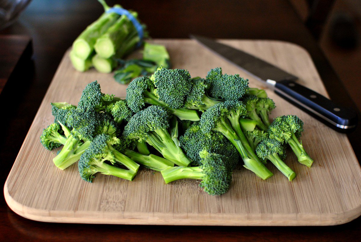 getthatbode's tweet photo. #rt Broccoli contains no fat at all and has plenty of slow-releasing carbohydrates that require time to digest. https://t.co/ELmflZOpqc