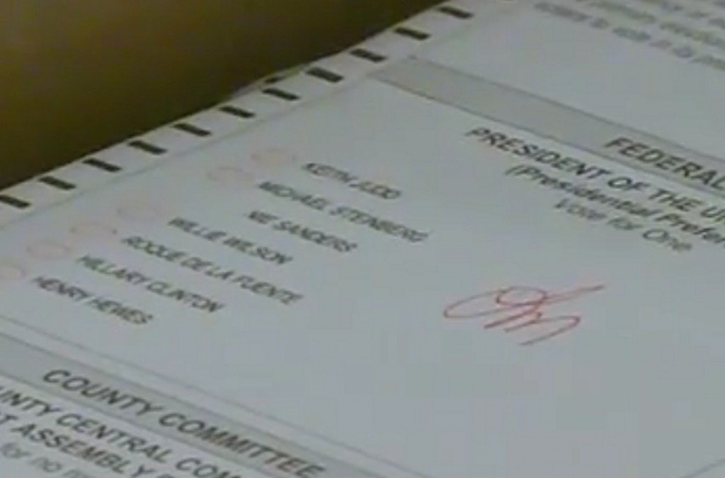 Libertea2012's tweet image. MT Video of ballots with #BernieSanders votes whited out - #ExitPollGate:… hubpages.com/politics/Elect… #BernieStrong