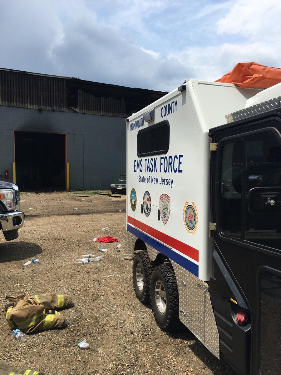 SRHFAS3423's tweet photo. #ASAP8 is in Wall Twp assisting EMS at a commercial building fire https://t.co/HtbbK4RMvY