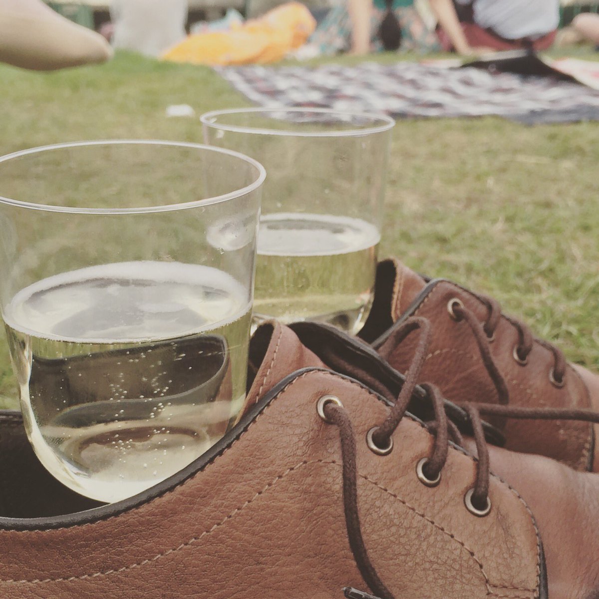 naypetes's tweet photo. How to stabilise your bubbly @ Wimbledon @BertieShoes #murraymound #henmanhill #Wimbledon2016 https://t.co/r1D8tvAB9A
