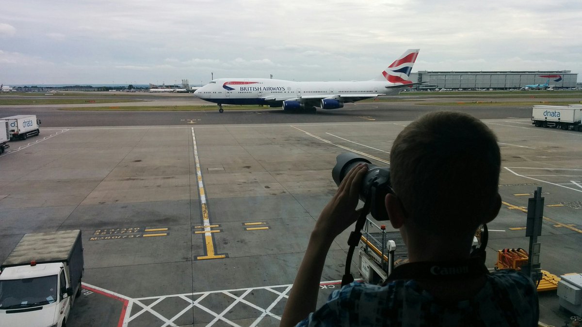 maidbloke's tweet photo. Found a window by the gate. One happy #avgeek son. โ๐๐ซ #BA482 https://t.co/mgBlBYo8oS