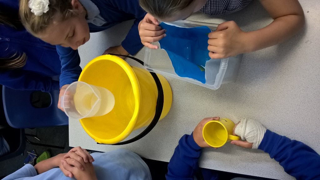 SwissValleyCP's tweet photo. Thank you @aqualogic @DiscoverDwr for advice to help the school & pupils to reduce water usage #savewater #hippobag https://t.co/wMKOyloiPM
