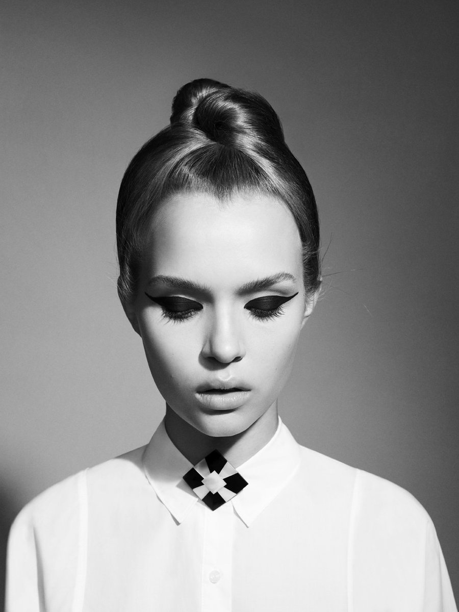 TheWallGroup's tweet photo. Clean lines • #Makeup #💄 by @zenia_jaeger.
@JosephinSkriver #BonMagazine, 2011 #tbt
📷: #HassenNielsen https://t.co/qoQXnKX30w