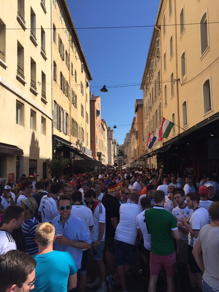 EM_Fieber's tweet photo. Einiges los am alten Hafen #GERFRA #EURO2016 #emfieber https://t.co/wed3McMOmH