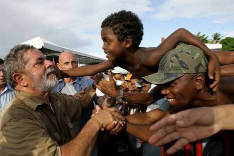 Resultado de imagem para foto de Lula nos braços do povo