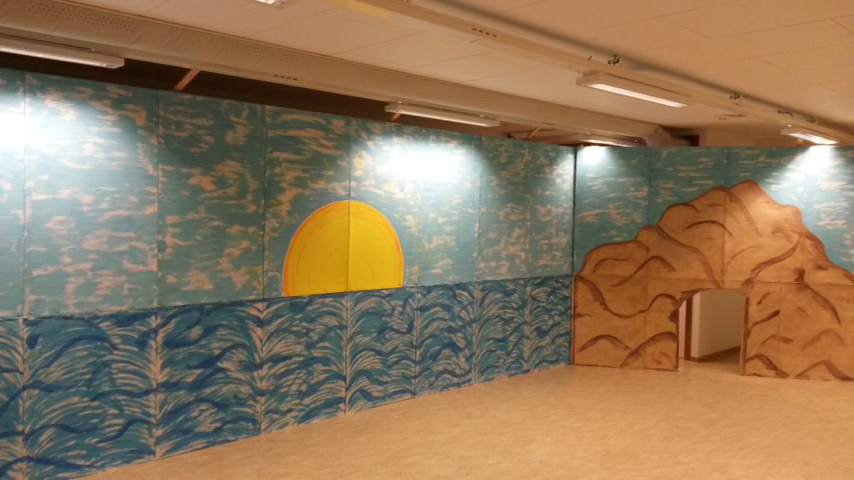 kbsHelderCamara's tweet photo. De groepen 8 oefenen voor de #musical  uitvoering 11 en 12 juli @kbsHelderCamara
Achter de schermen decor opbouwen https://t.co/FZQyffZmfd