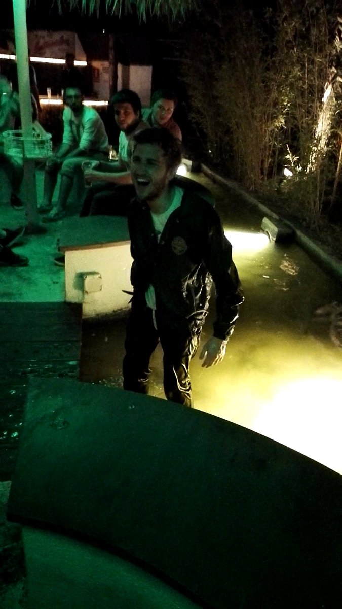 Jb_Reno's tweet image. Il fait chaud dans la salle non ? Baignade CKOR ? #competiesammd RT pour la vidéo