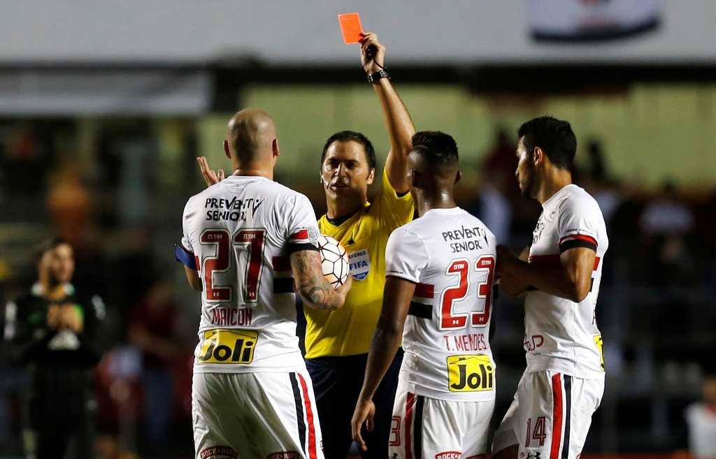 Vilão do São Paulo, Maicon se desculpa por expulsão na semi: "tinha de ter dado o exemplo" ow.ly/CYU0302145C