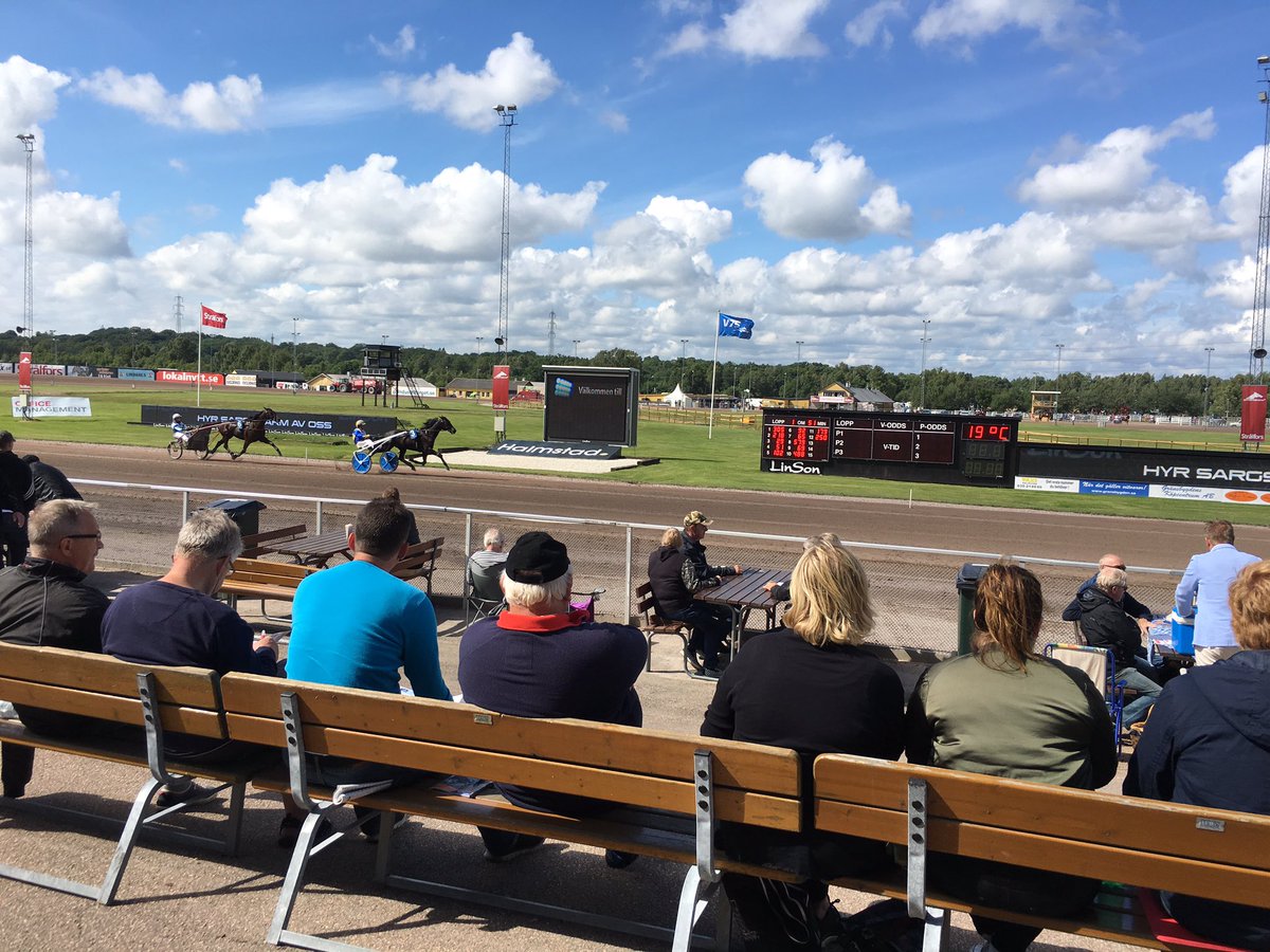 CaveatEmp's tweet image. På plats på soliga Halmstadtravet - spänd förväntan inför bra sport och spel. #sprintermästaren