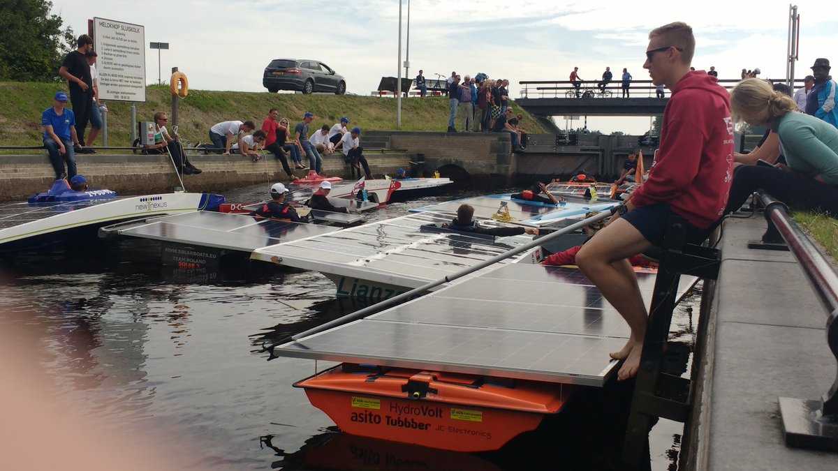 Drukte in de Schouwstraslûs. Nog 15 km tot de finish #DSC2016 <a href="/DutchSolar2016/">DutchSolarChallenge</a>